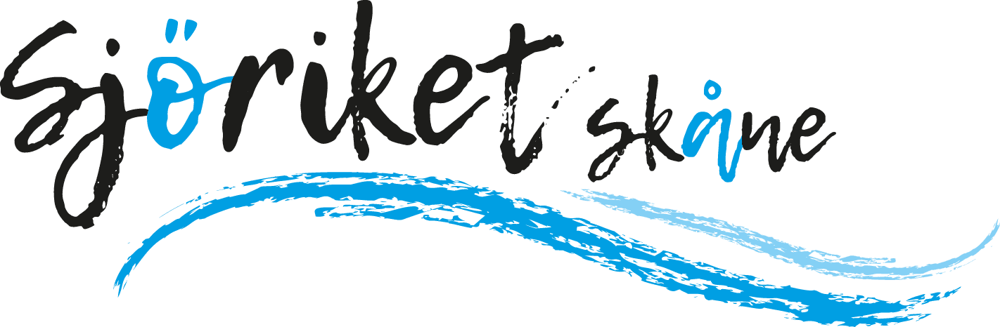 Logotyp för Sjöriket Skåne med handskriven text och blå vågform under namnet.