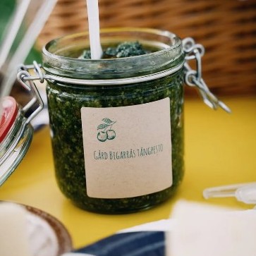 Burk med grön tångpesto.