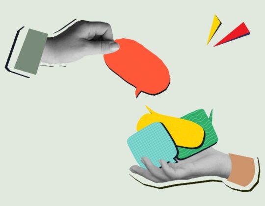 Alt-text: Illustration med två händer som håller färgglada pratbubblor i rött, gult, grönt och blått mot en ljusgrön bakgrund. Bilden symboliserar dialog, delaktighet och möjligheten att göra sin röst hörd.