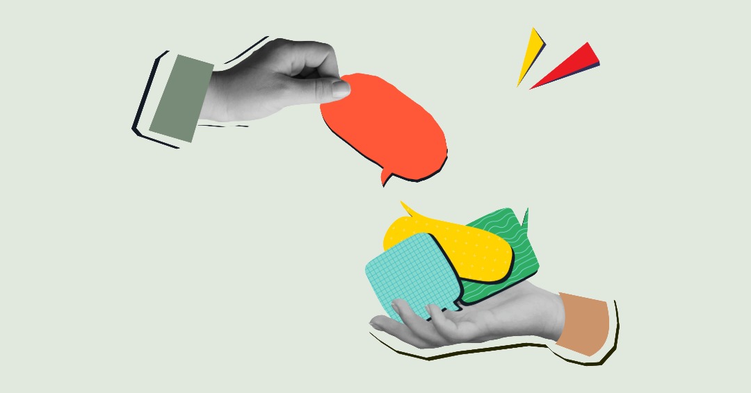 Alt-text: Illustration med två händer som håller färgglada pratbubblor i rött, gult, grönt och blått mot en ljusgrön bakgrund. Bilden symboliserar dialog, delaktighet och möjligheten att göra sin röst hörd.