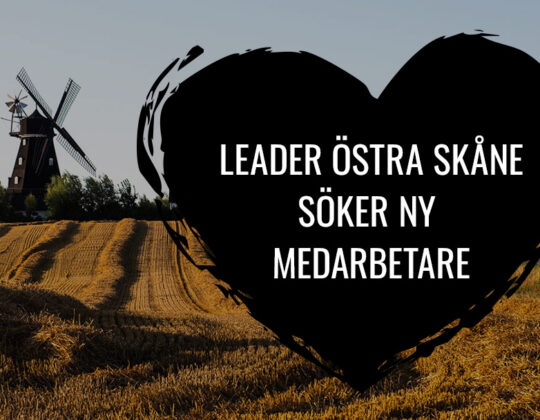 Foto på en åker och en mölla, överst ligger ett hjärta med texten "Leader Östra Skåne söker ny medarbetare".