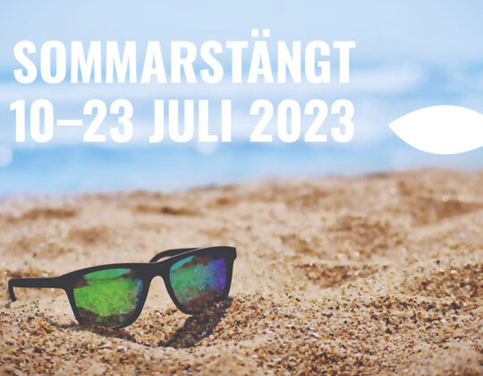 Foto på en strand och ett par solglasögon som ligger i sanden samt texten "Sommarstängt 10-23 juli 2023".