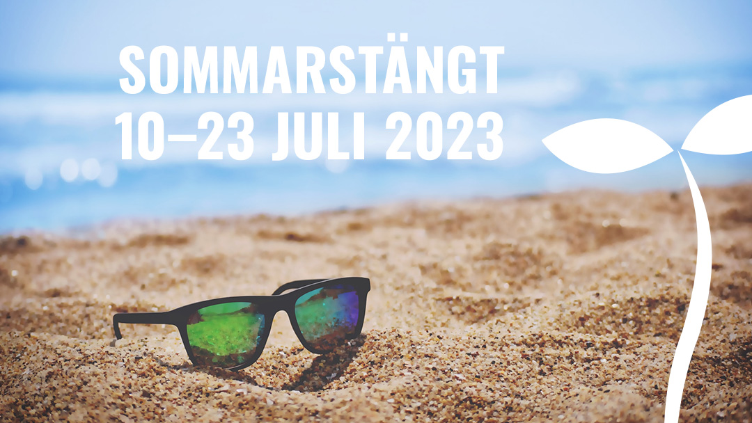 Foto på en strand och ett par solglasögon som ligger i sanden samt texten "Sommarstängt 10-23 juli 2023".