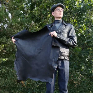 Foto på projektägaren iklädd skinnprodukter.