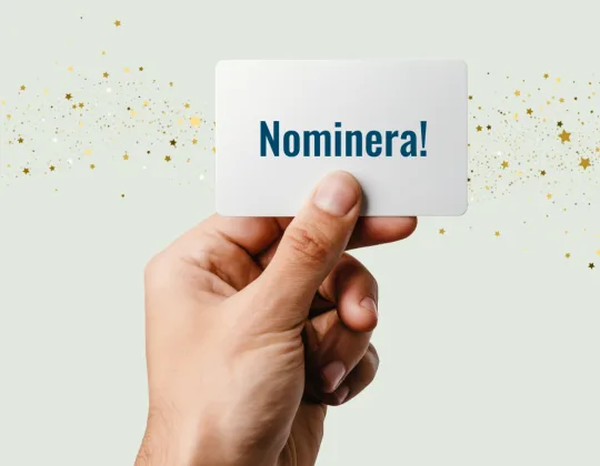 En hand som håller en papperslapp som det står "Nominera" på.