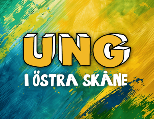 Grafisk bild med texten ”UNG i Östra Skåne” i stora gula och vita bokstäver mot en färgstark bakgrund i grönt, blått och gult med penseldrag som påminner om en målad flagga.