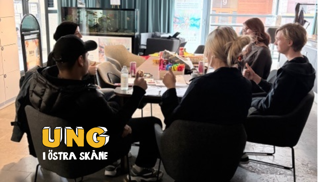 Unga personer i möte runt ett bord under ungdomsstyrelsens första träff i Östra Skåne