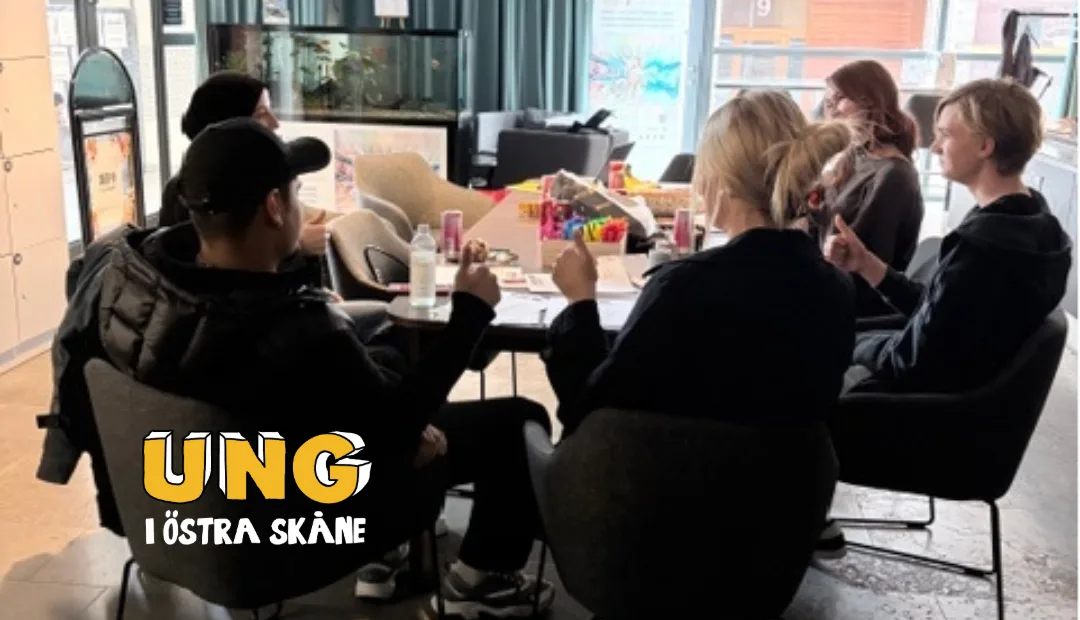 news image-young-board-fashion-2026-04-18 Unga personer i möte runt ett bord under ungdomsstyrelsens första träff i Östra Skåne