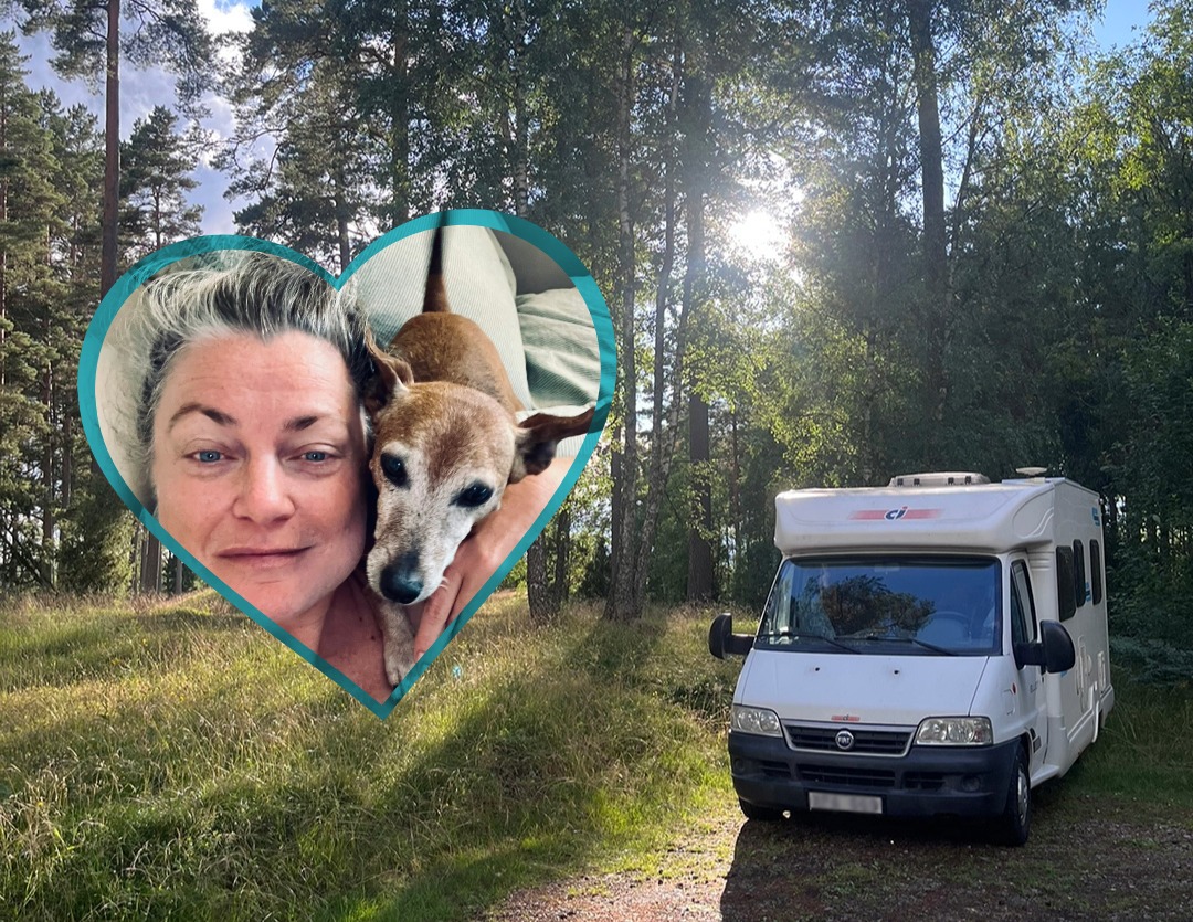 Husbil i skogsglänta samt Julia och hunden Enzo.