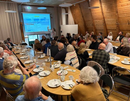 Deltagare vid företagarfrukosten i Österslöv lyssnar på en presentation om Leaderprojektet Sjöriket Skåne.