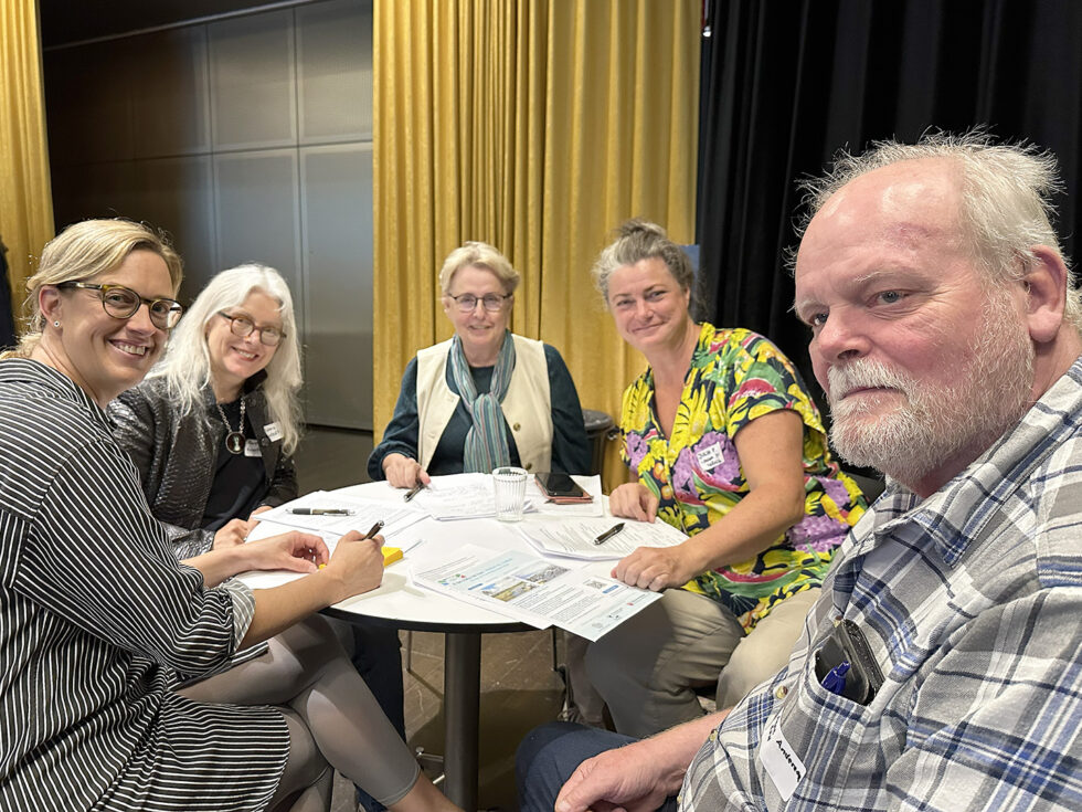 Fem deltagare samlade runt ett bord under ett aktörsforum om Hanöbuktens havs- och kustmiljö.