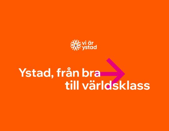 Orange grafik med Vi Är Ystads logotyp och texten ”Ystad, från bra till världsklass” samt en rosa pil.