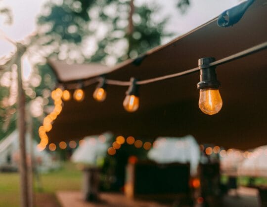 En ljusslinga lyser under ett tak